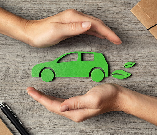 Imagen de dos personas con un dibujo de un coche ecológico