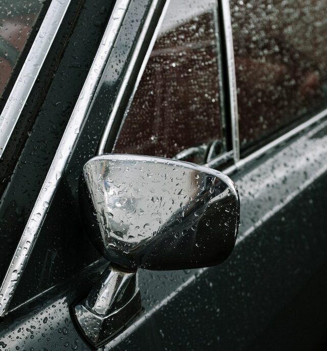 Imagen del retrovisor de un coche honda gris oscuro