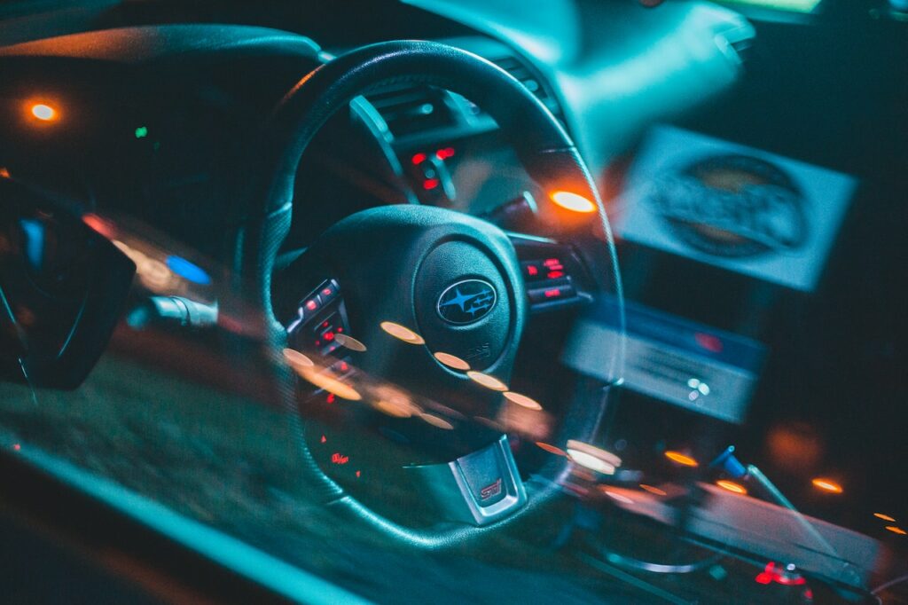 Imagen del volante de un coche de la marca subaru
