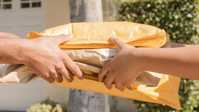 Imagen de una entrega de paquete con piezas de recambio del fabricante ITSA