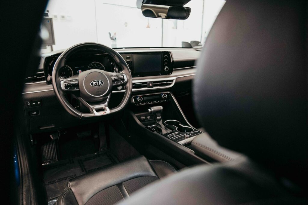 Imagen del interior de un coche de la marca kia