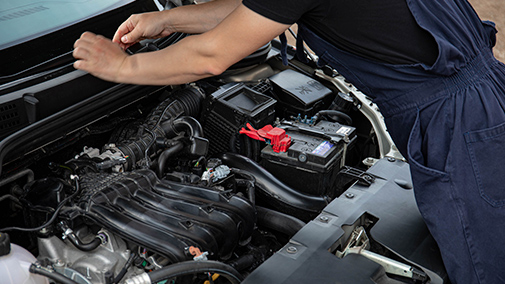 Imagen de un mecánico cambiando las piezas de un coche por repuestos de Bendix