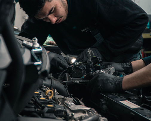 Imagen de un mecánico cambiando unas piezas originales para coches Daewoo
