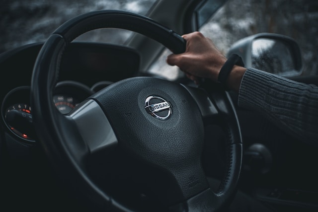 Imagen de una persona conduciendo un coche de Nissan