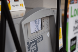 Imagen de una gasolinara para saber cuánto dura la reserva de un Kia Picanto