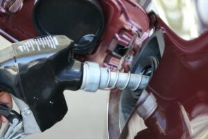 imagen echando gasolina para saber si el filtro de gasolina del daewoo lanos esta averiado