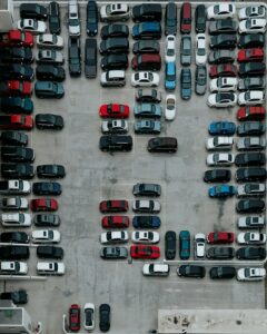 foto de muchos coches aparcados para representar las averias en sensor de estacionamiento del Kia Sorento