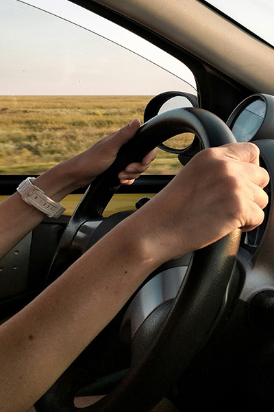 Imagen de una persona conduciendo su vehículo con los recambios de Bendix