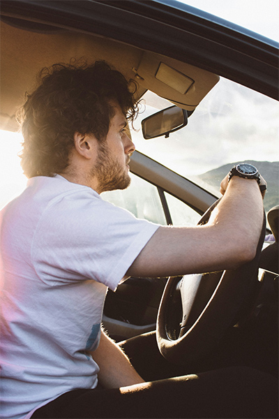 Imagen de una persona con calor en verano en su coche