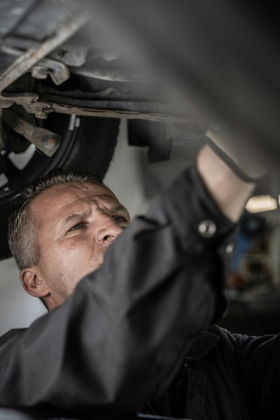 Imagen de un mecánico revisando un vehículo Hyundai con problemas