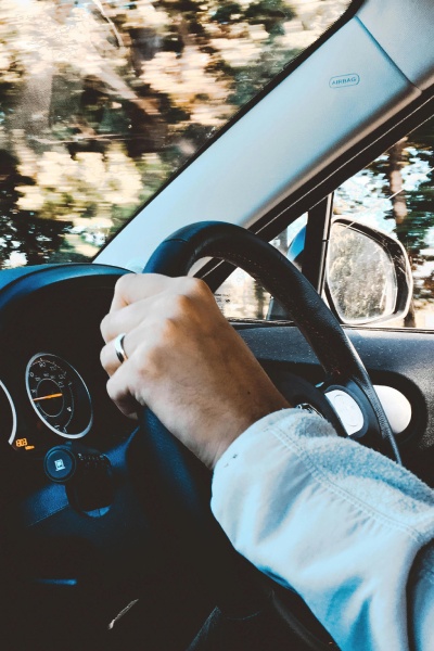 Imagen de una persona conduciendo un vehículo Hyundai Tucson