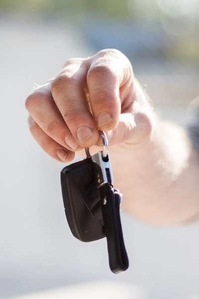 imagen de una persona con una llave de un coche de KIA