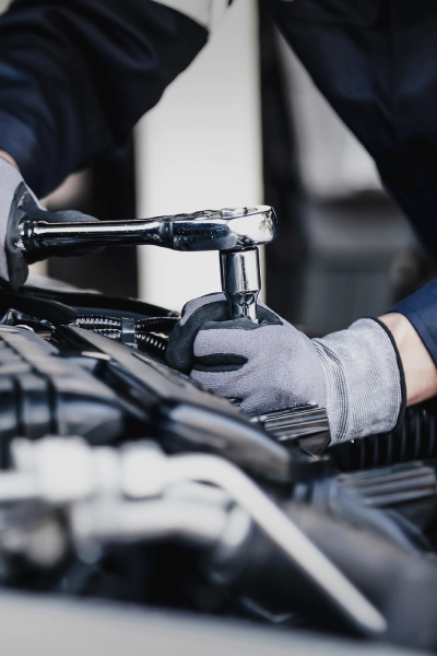 imagen de un mecánico revisando el motor Mazda 2.2 diésel