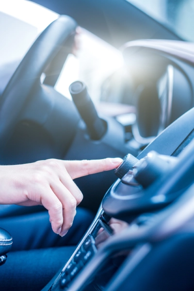 Imagen de una persona conduciendo su vehículo Honda