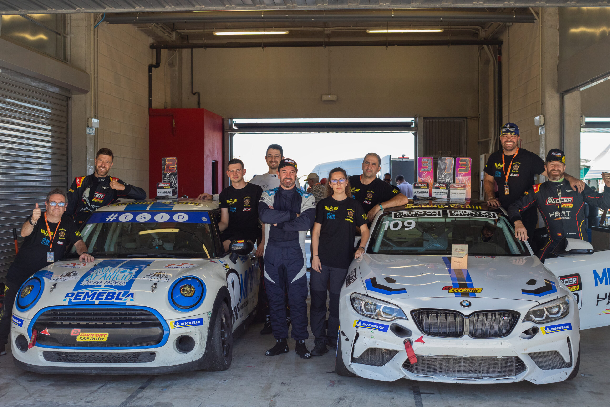 El Hispano Alemán Racing Team celebra en boxes junto a los BMW y MINI tras conseguir una victoria y puntos clave en la Copa Racer Navarra 2025.